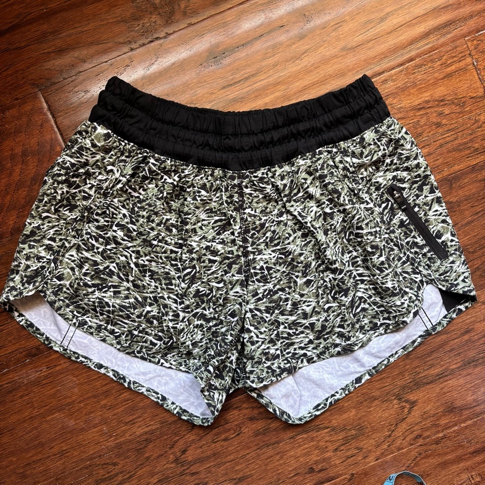 Lululemon Tracker Shorts - Mini Ripple Desert Olive Fatigue Green - Size 6